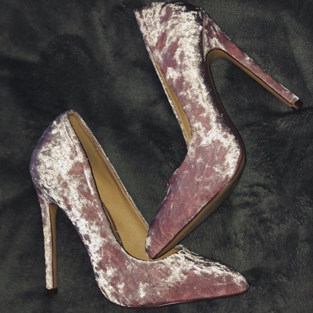 Light pink suede pumps size 6